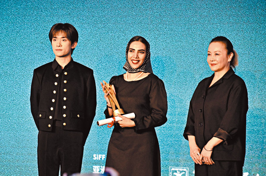 ◆易烊千璽為《伊人自強》的女主角索羅爾·佩羅瓦尼頒發「最佳女演員獎」。