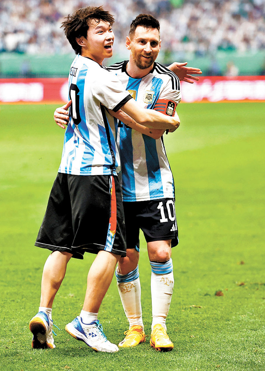 ◆一名球迷衝入球場擁抱了美斯。 香港中通社