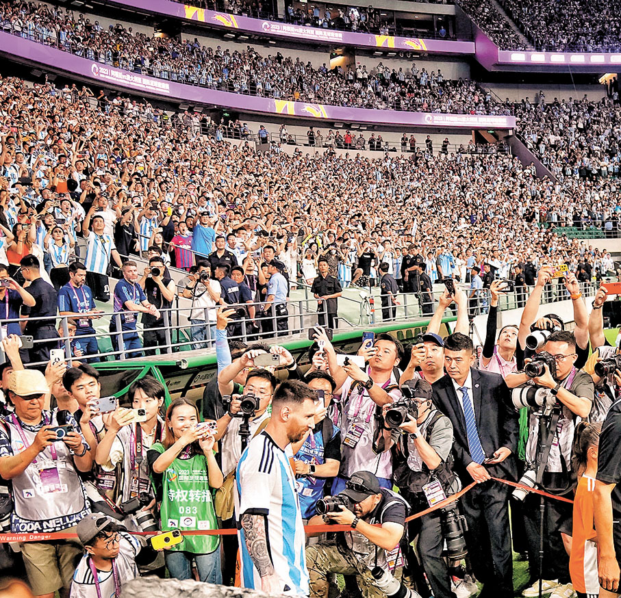 ◆大量中國球迷入場支持美斯。  新華社
