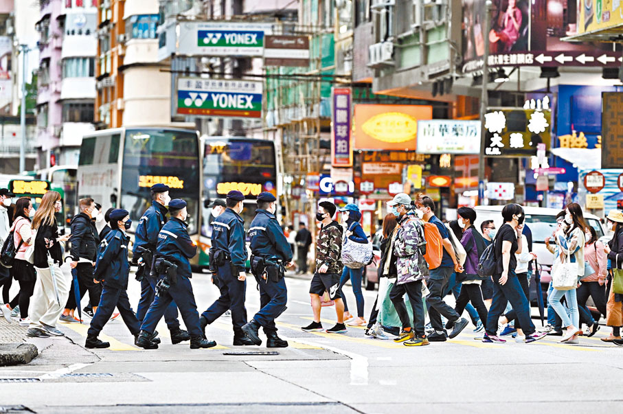 ◆千家萬戶今日可以歡度父親節,背後是香港警隊上下默默的付出。圖為香港警察在街頭執勤。 資料圖片