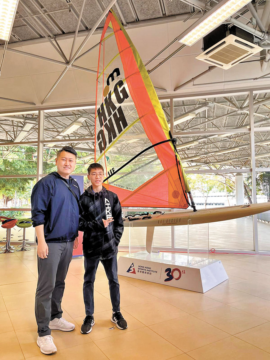 ◆姚銘（左）鼓勵何同學（右）努力讀書，孝順父母，成為社會棟樑。