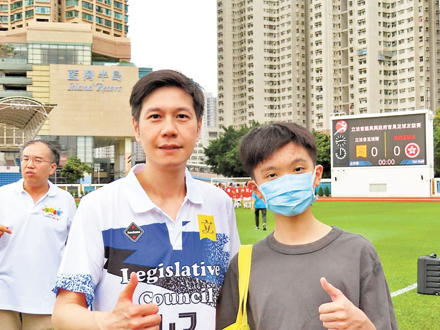 ◆吳傑莊（中）請賢仔（右）做啦啦隊成員。Fb圖片