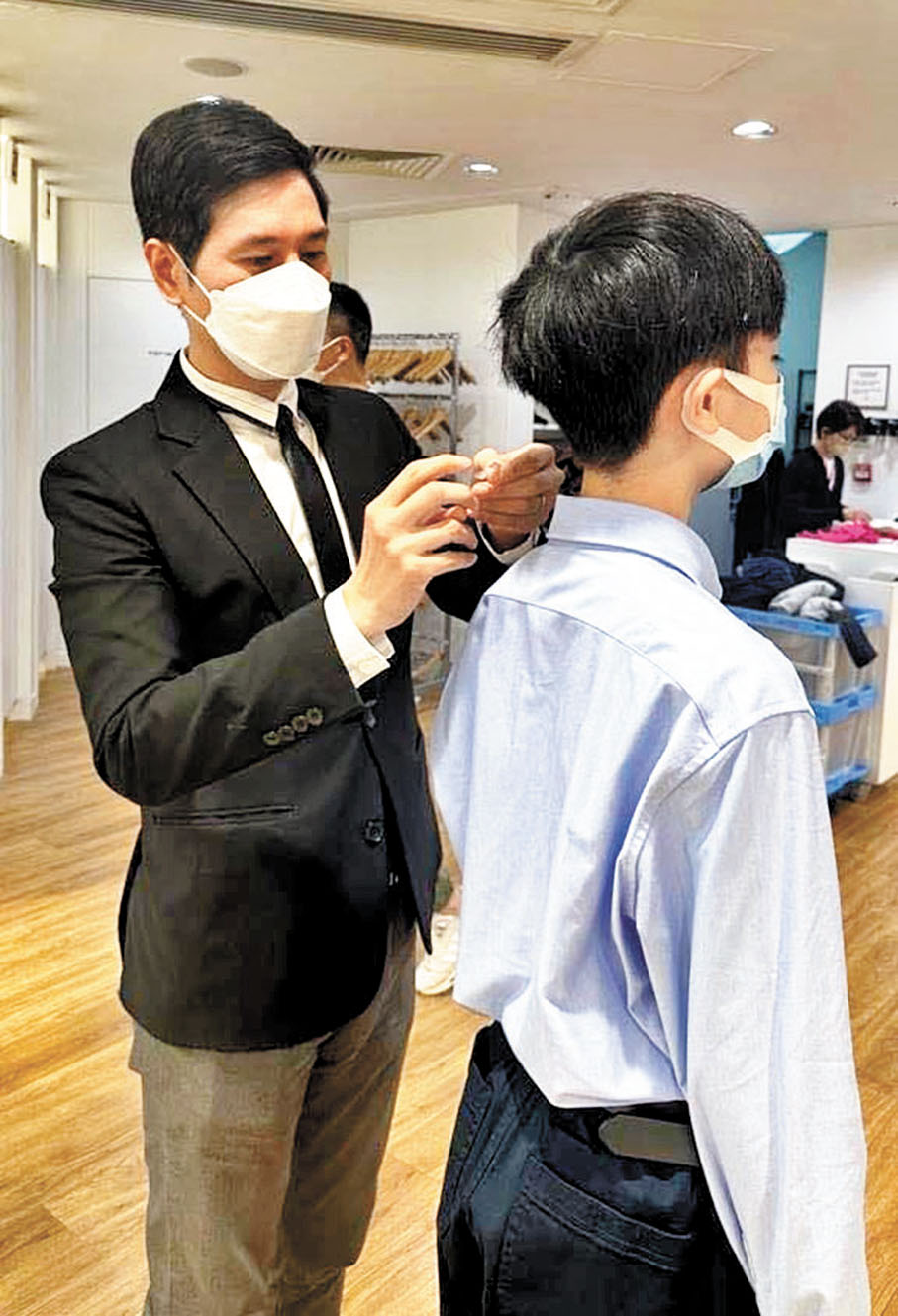 ◆吳傑莊（左）幫賢仔（右）整理衣服。 Fb圖片