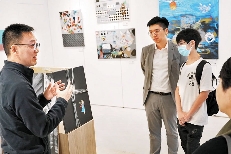 ◆葉文斌（左二）昨日與潘同學（左三）參觀畫展，一起聽取藝術家講解導賞。 香港文匯報記者黃書蘭 攝