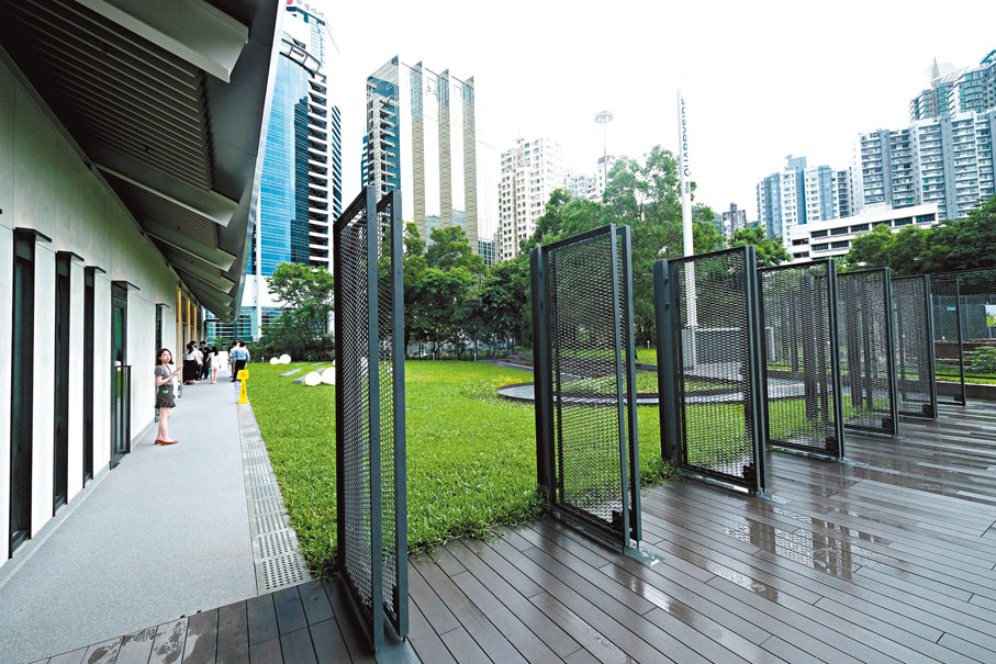 ◆戶外設開放式草坪及寵物友善設施。香港文匯報記者涂穴  攝