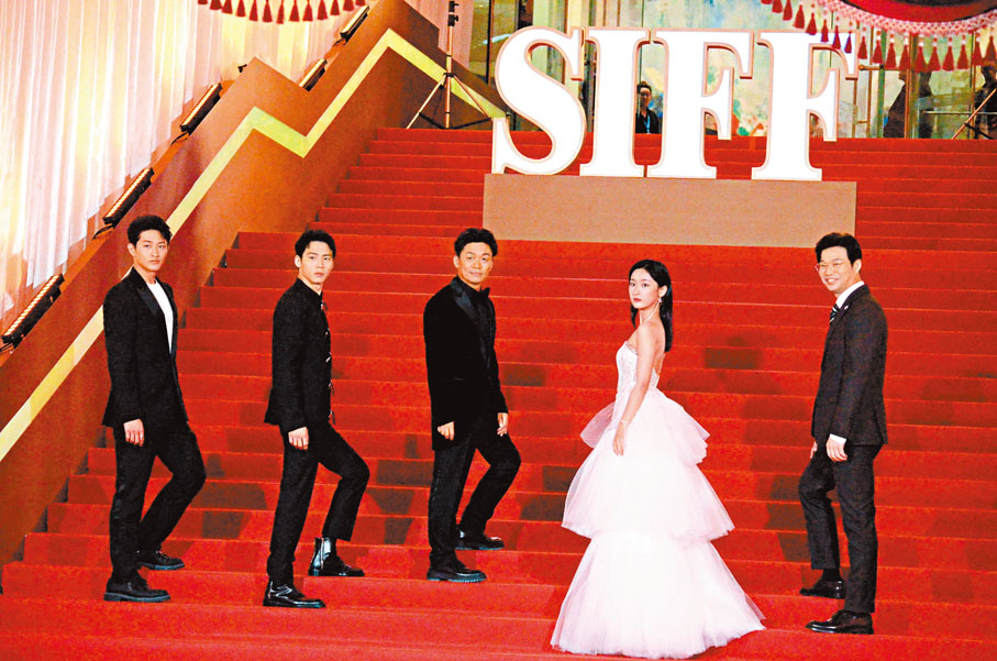 ◆王寶強攜《八角籠中》主創亮相。