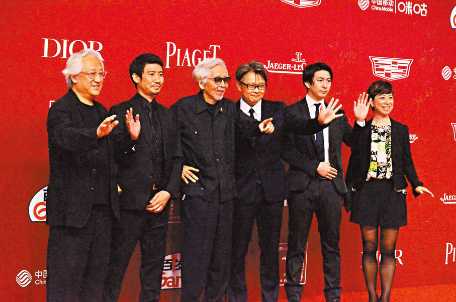 ◆91歲日本名導山田洋次(左三)昨日亮相上影節。