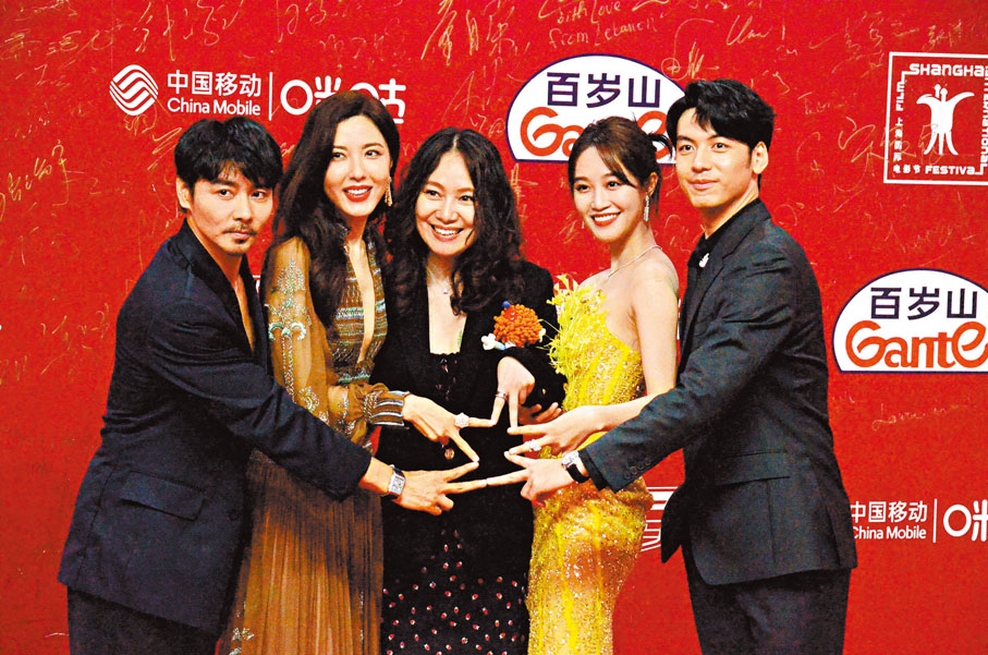 ◆ 張晉（左一）夥《一閃一閃亮晶晶》劇組擺出星星手勢。