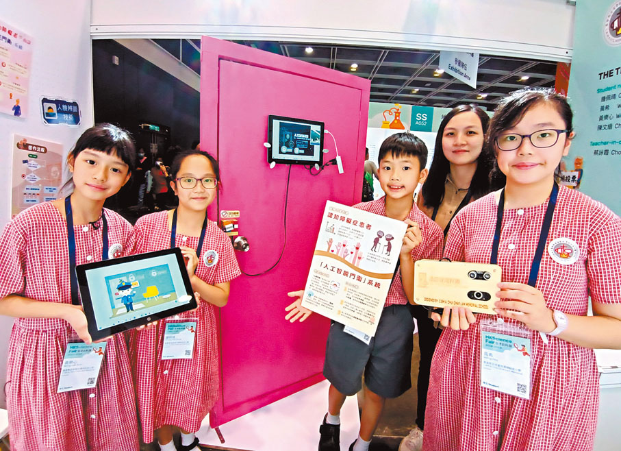 ◆小學組金獎人工智能門衛。左一是黃樂心，左二是鍾佩晴。 香港文匯報記者陸雅楠  攝