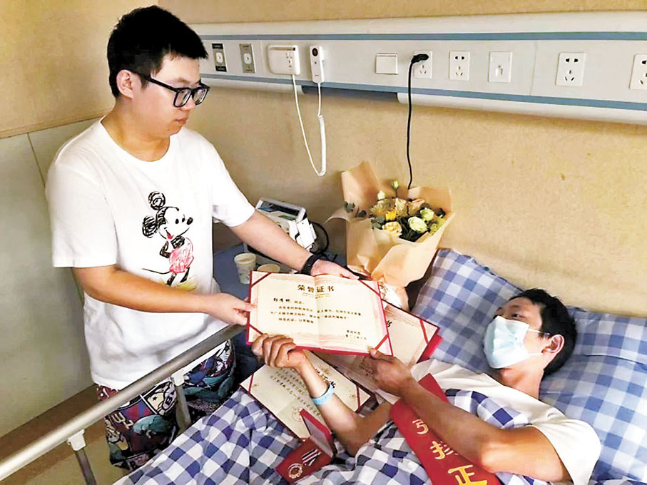 ◆美團外賣相關負責人給彭清林頒發獎勵。網上圖片