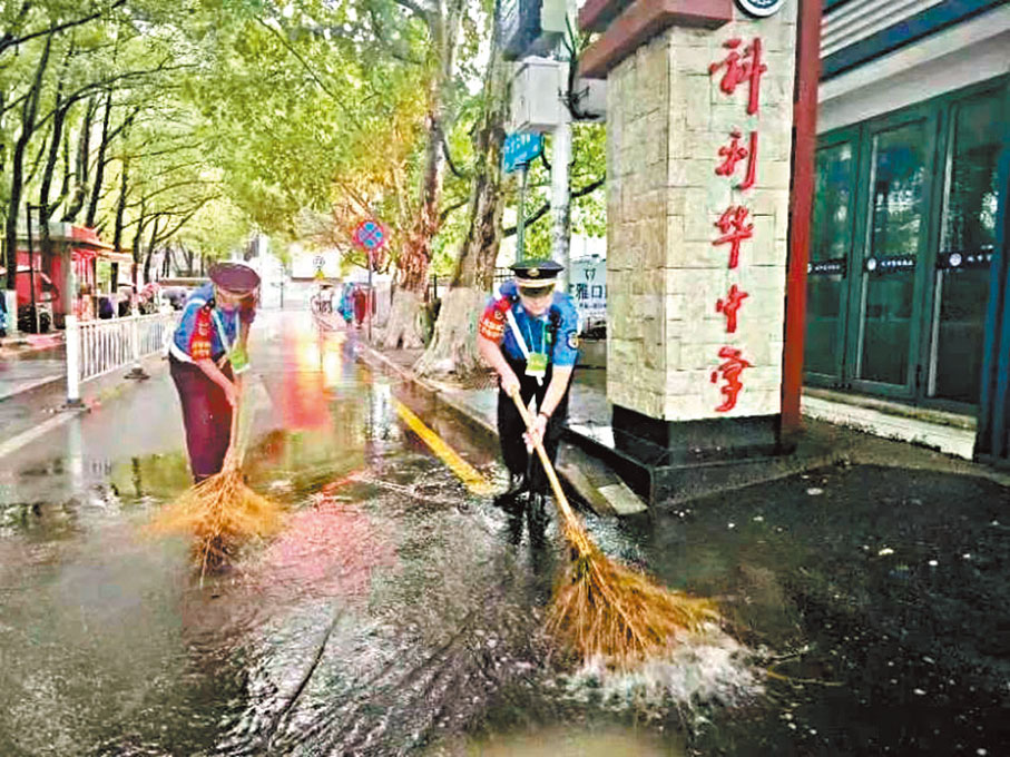 ◆6月18日，江蘇南京多個部門及時清理積水路段，全力保障交通暢通，風雨中守護中考學生。