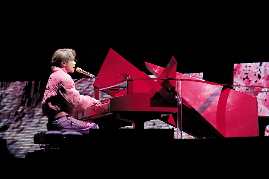 ◆換上粉紅色裝扮的軒仔自彈自唱。