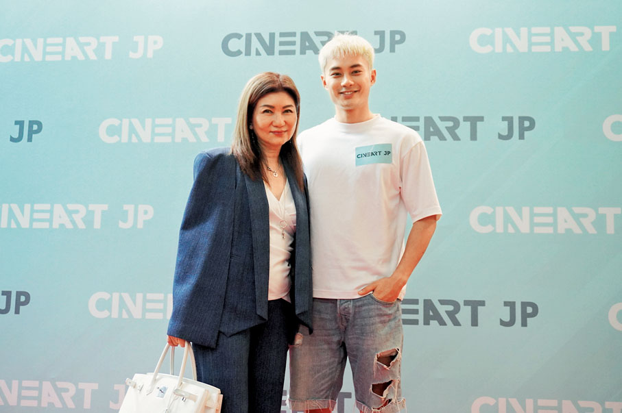 ◆邵氏兄弟執行董事樂易玲與藝人孔德賢合照。