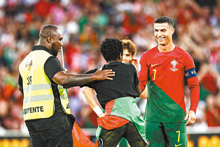 ◆C朗未有太惱怒，還對該球迷笑笑口。  法新社