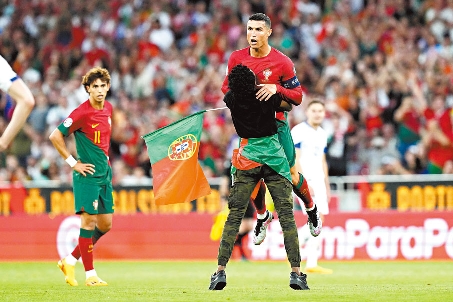 ◆比賽期間有球迷衝入場內，將C朗整個人抱起。  美聯社