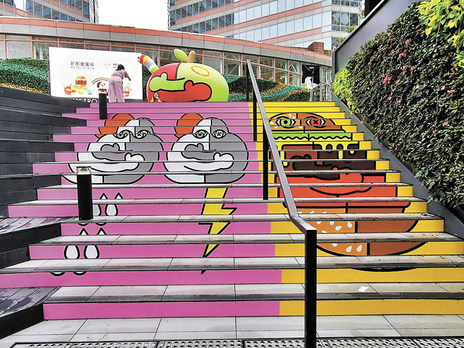 ◆擁抱畫作亦呈現梯間中