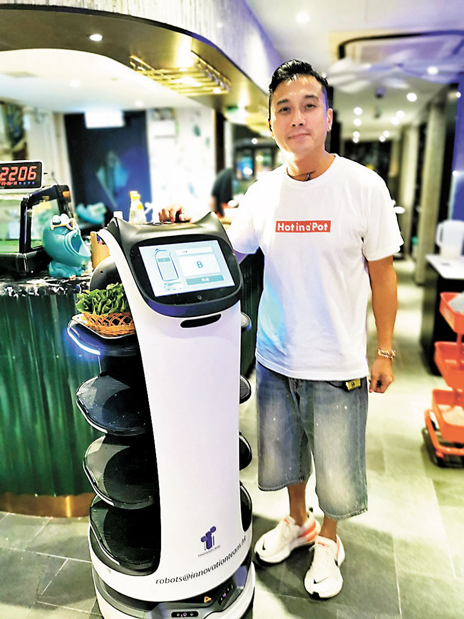 ◆老闆梁志偉在新店引入智能機械人運送食物