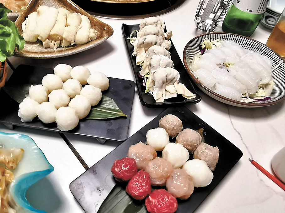◆自製手打四寶丸、墨魚丸、梅菜豬肉餃及韭菜餃等。