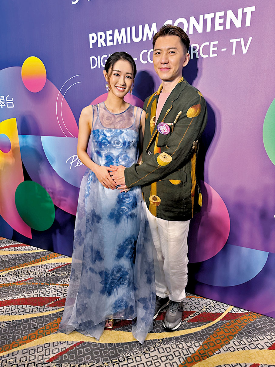 ◆袁偉豪輕撫太太張寶兒的4個月孕肚，相當溫馨。