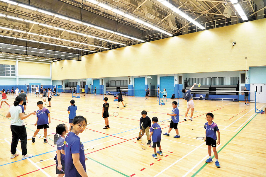◆ 七一回歸踏入26周年，特首李家超宣布，政府及公營機構將會帶頭推出多項優惠活動，包括多項康體設施七一免費使用。圖為康文署轄下體育館。 香港文匯報記者曾興偉 攝