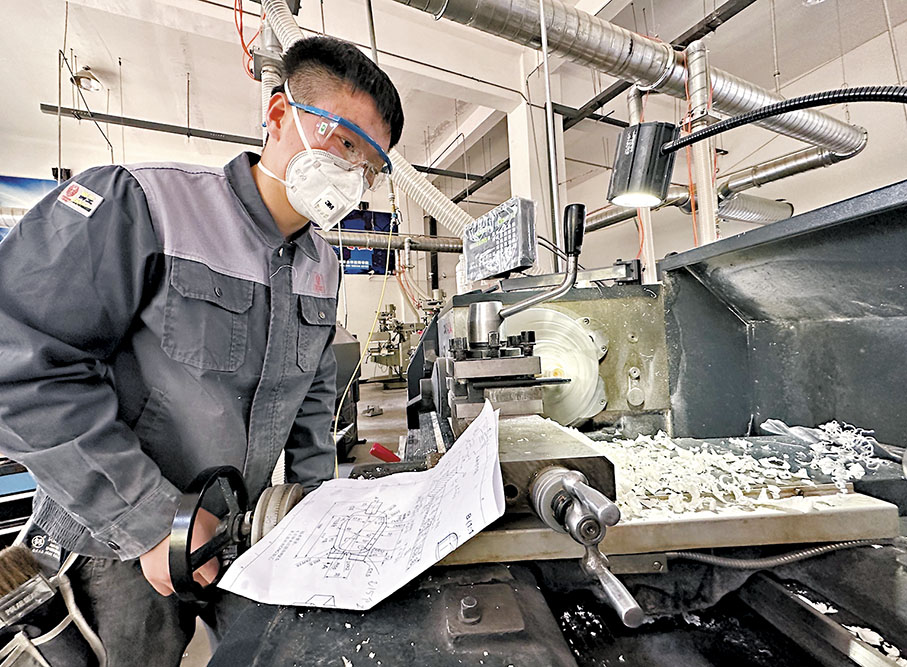 ◆在瀋陽的世界技能大賽中國集訓基地中，一名青年技工正在為今年的比賽項目進行實操訓練。 香港文匯報記者于珈琳 攝