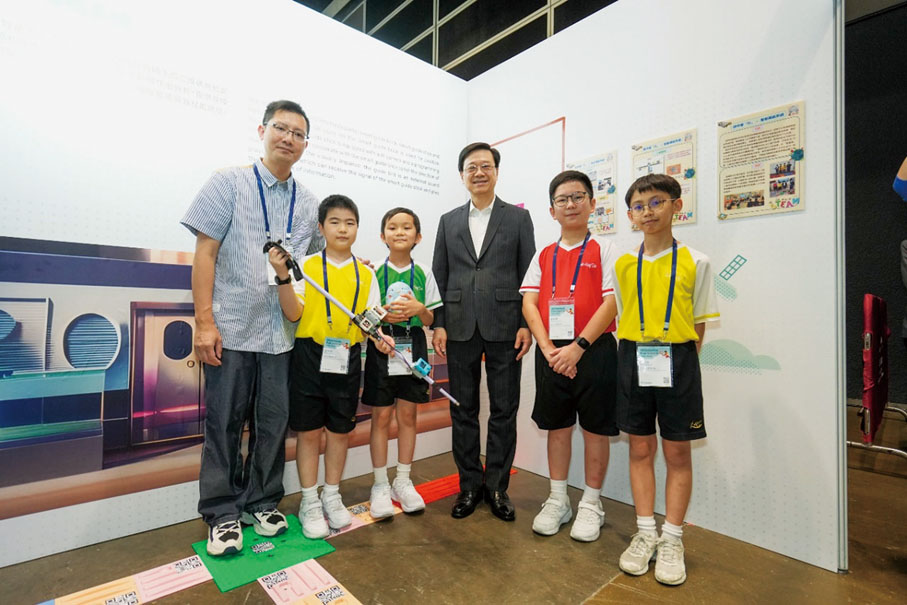 ◆香港特別行政區行政長官李家超出席香港創科展，了解參賽同學們的創新作品及創意思維。