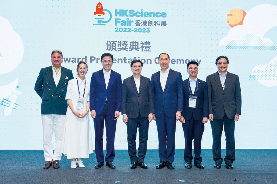 ◆香港特別行政區行政長官李家超（中）、創新科技及工業局局長孫東（左三）、香港創新基金主席黃永光（右三）及副主席黃敏華（左二）、日內瓦國際發明展評審團主席 David Taji Farouki（左一）、香港數碼港管理有限公司董事局主席陳細明（右一）及香港大學協理副校長（研究及創新）岑浩璋（右二）主持創科展頒獎禮。