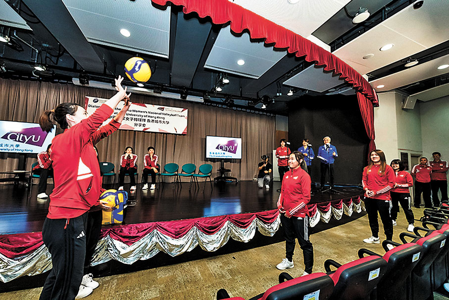 ◆國家隊女排隊員刁琳宇（左一）即場示範排球技術。