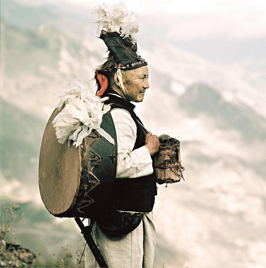 ◆釋比楊貴生「請神下山」回望家鄉的山山水水。