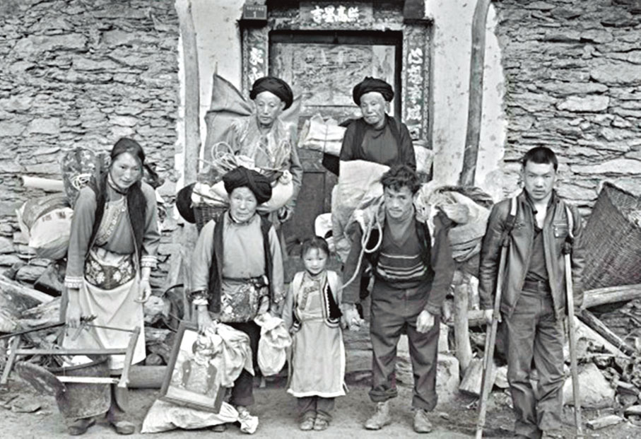 ◆楊貴生一家搬遷異地前在祖屋前留影。