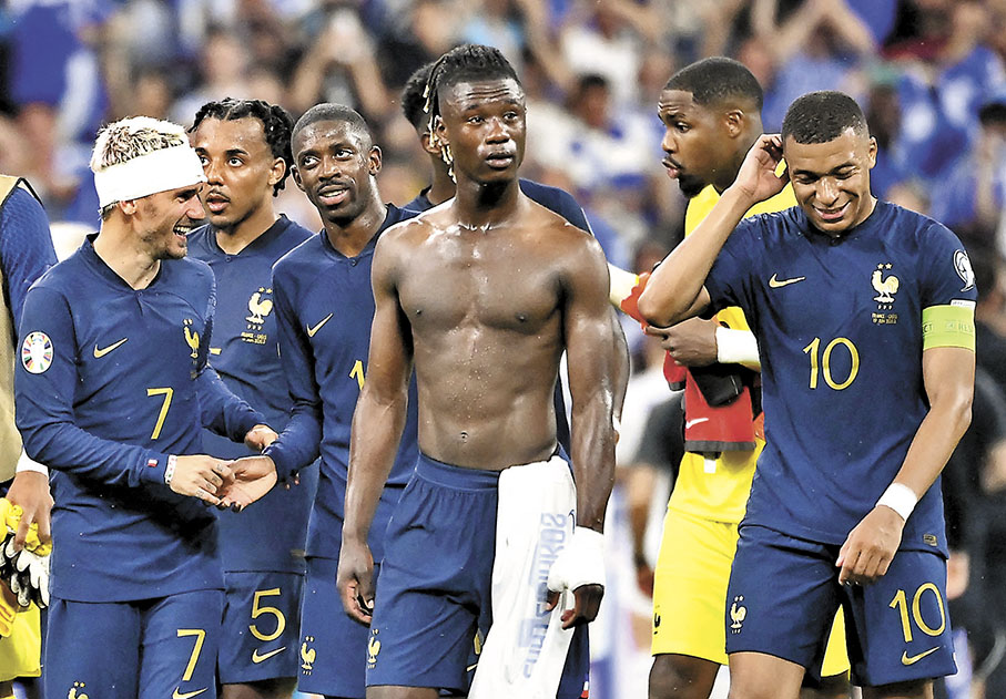 ◆法國隊全取三分，頭部受傷的基沙文(左)和麥巴比(右)都面露笑容。  法新社