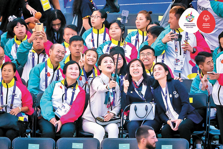 ◆香港特殊奧運會主席林顥伊博士、領隊蔡曉嵐博士，以及中國著名女主持人楊瀾（中）與香港特殊奧運會代表團成員自拍合照。  香港特殊奧運會圖片