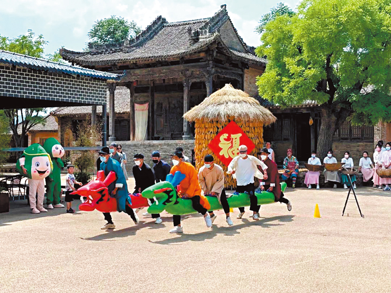 ◆遊客在景區體驗旱地龍舟項目。 香港文匯報西安傳真
