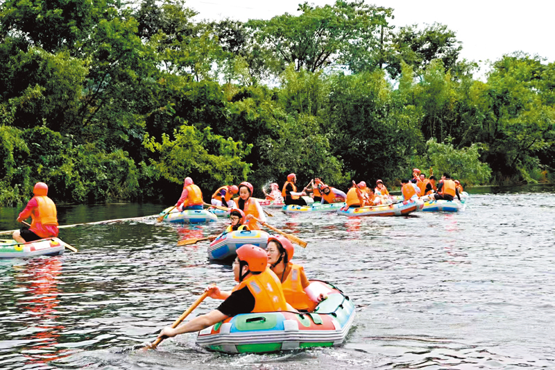 ◆遊客體驗「修心遊」項目之一急灘漂流。香港文匯報浙江傳真