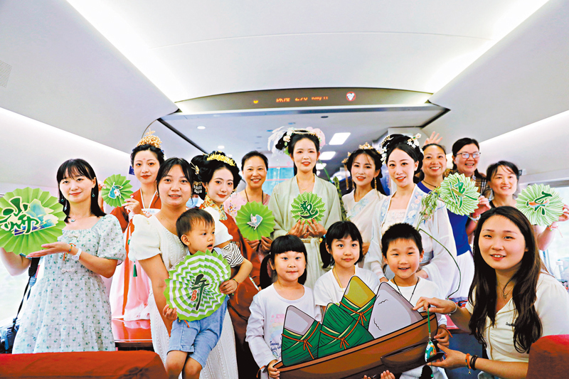 ◆高鐵列車上邀請乘客開展「端午讀詩會」。香港文匯報雲南傳真