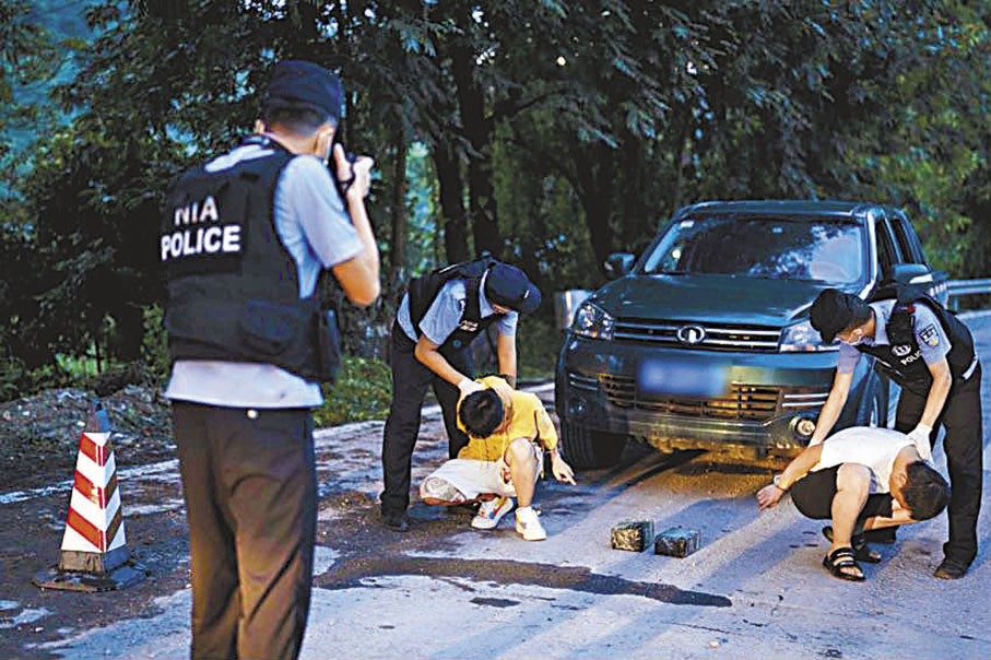 ◆雲南西雙版納邊境管理支隊移民管理警察在邊境地區抓獲涉嫌販毒人員。