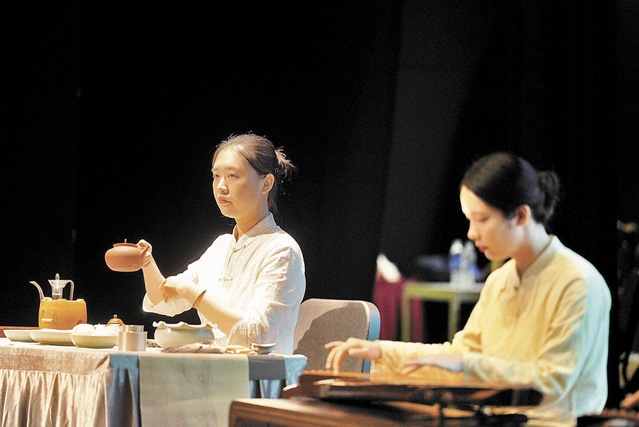 ◆表演者在新加坡中國文化中心舉行的「茶和天下」·粵韻雅集活動中進行茶藝展示和古琴演奏。