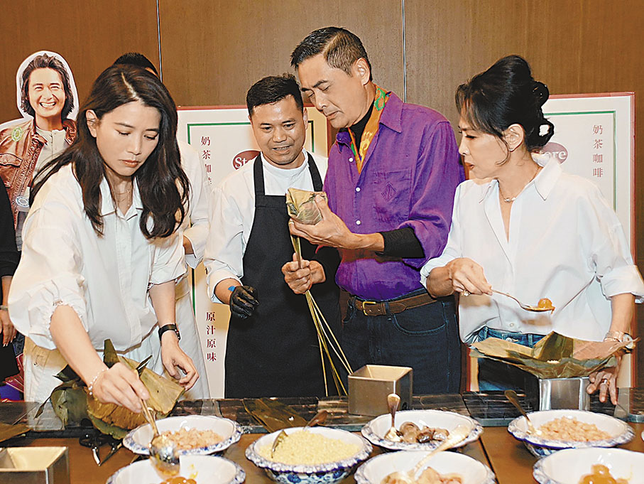 ◆ 恰逢端午節前夕，發哥現場包糉子送影迷朋友。