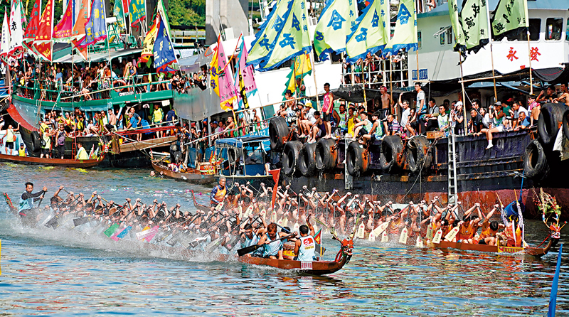 ◆ 昨日全港各區上演龍舟競渡。圖為香港仔龍舟賽。香港文匯報記者曾興偉  攝