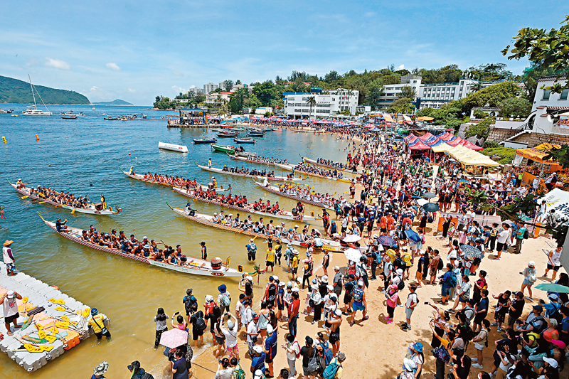 ◆大批健兒、市民齊集赤柱正灘一同歡度端午節假期。 香港文匯報記者萬霜靈  攝