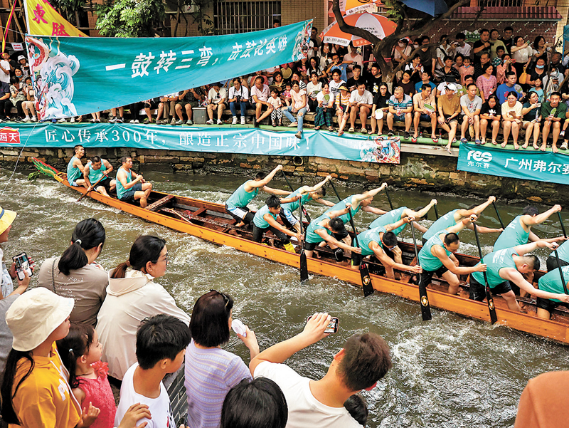 ◆佛山疊滘龍船漂移賽事現場。 新華社