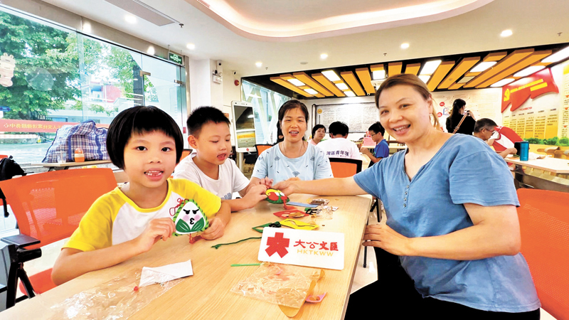 ◆港人鄧女士與兒女一起做香包。 香港文匯報記者帥誠 攝