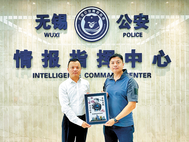 ◆香港警察機動部隊總部副校長駱偉略（右）向無錫市公安局黨委委員陳潔致送紀念品。