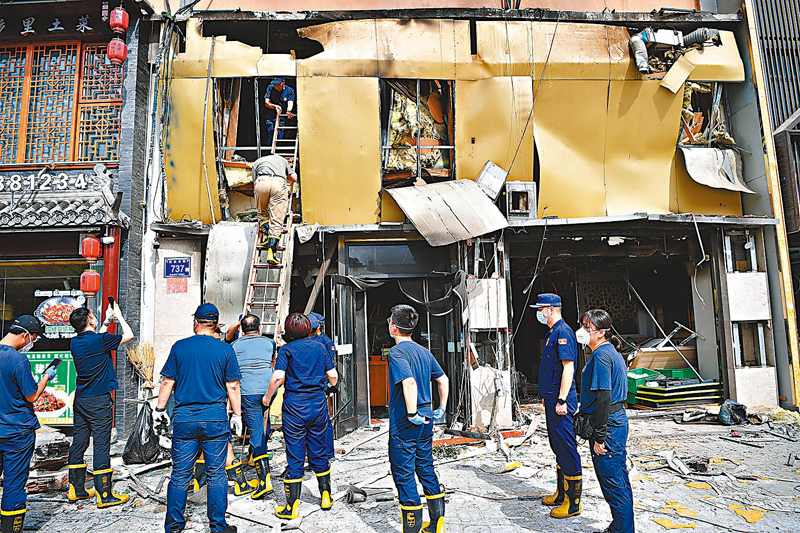 ◆22日，應急管理部工作組人員進入銀川市興慶區富洋燒烤店燃氣爆炸事故現場進行勘查。 新華社