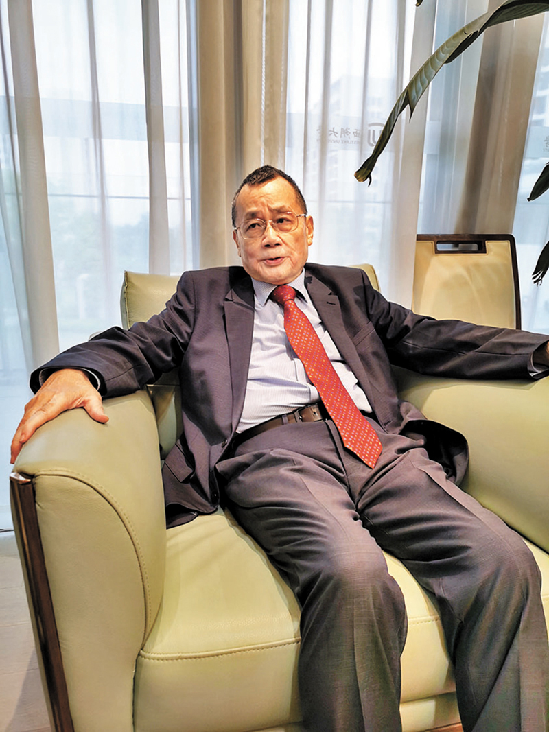 ◆主講人陳方正接受香港文匯報記者訪問。