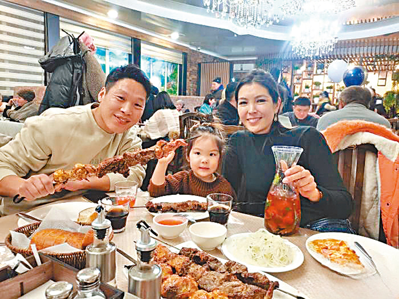 ◆葉麗婭一家在吉爾吉斯斯坦品嘗美食。