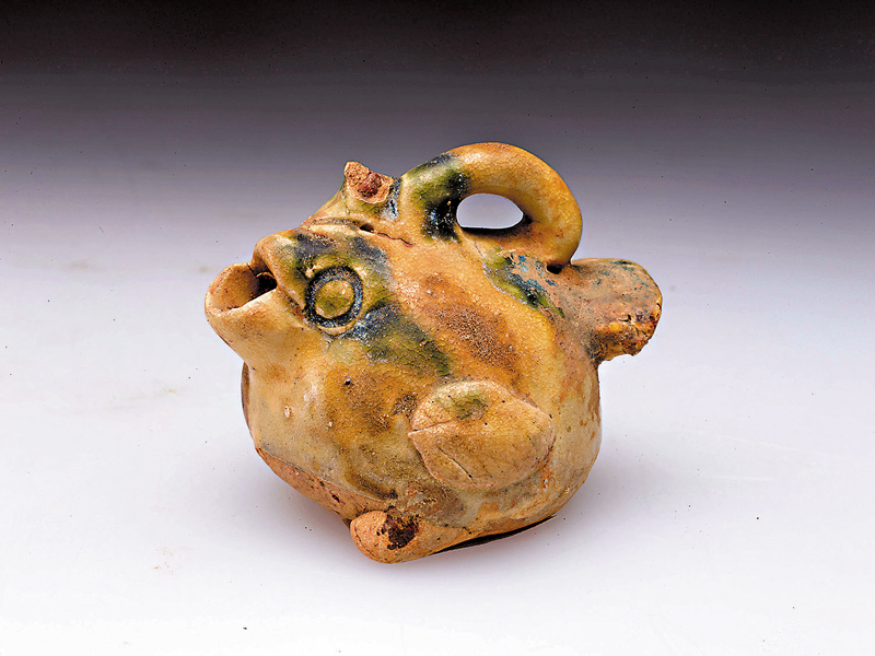 ◆青釉褐綠彩獸形瓷水滴