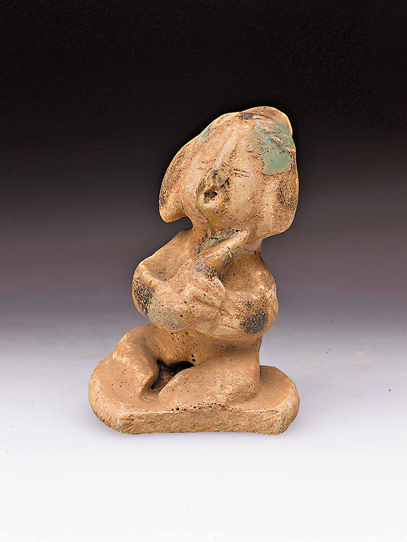 ◆青釉褐綠彩人物吹奏瓷塑