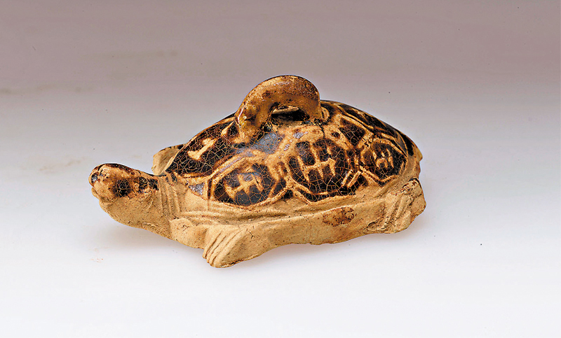  ◆褐釉八「王」瓷龜