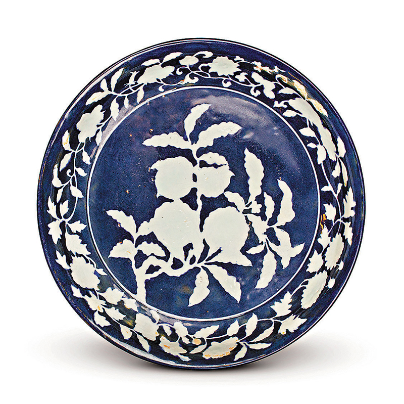 ◆明宣德青花地留白石榴紋大盤